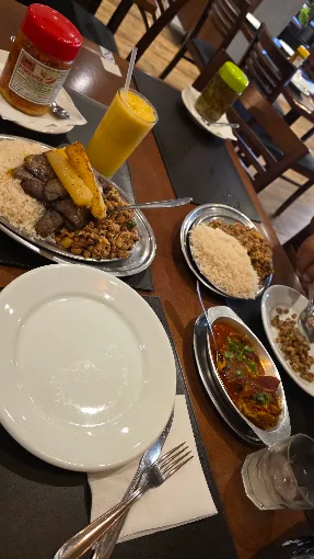 Mesa servida com pratos brasileiros no Sertão